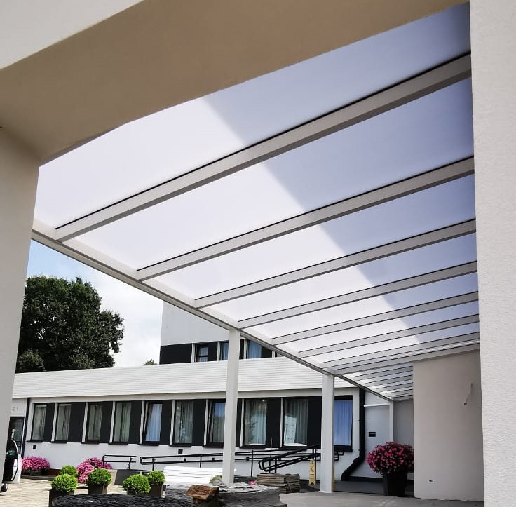 zadaszenie wejścia do restauracji