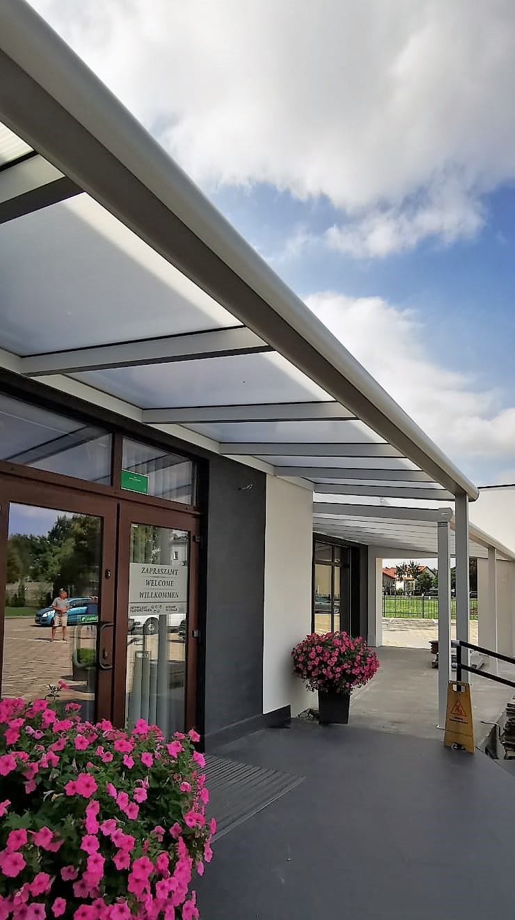 zadaszenie wejścia do restauracji_1