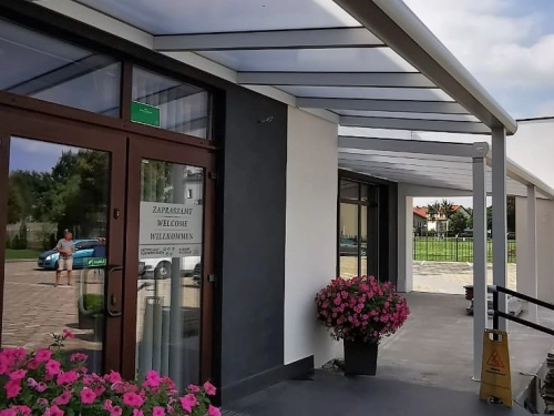 Realizacja 50 - zadaszenie nad wejściem