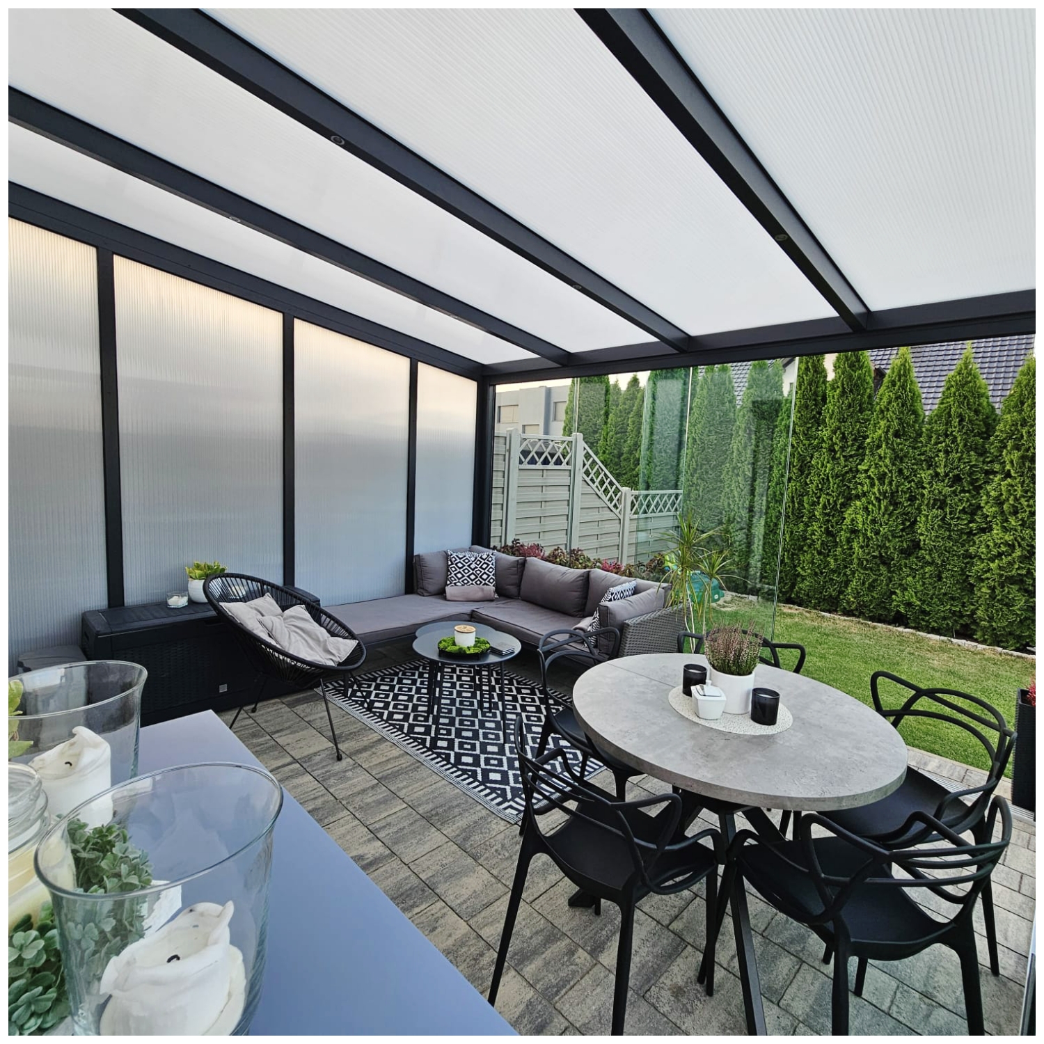 ściana z poliwęglanu nowoczesna