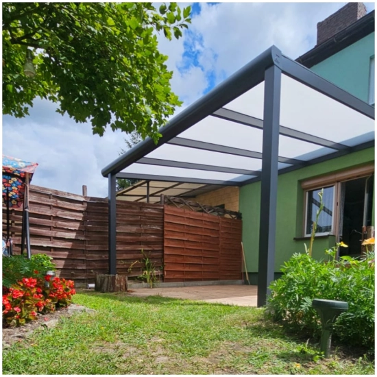Przytulna strefa rNowoczesny taras z funkcjonalnym zadaszeniem 4,06 x 4,00 m – idealny do letnich spotkańelaksu pod zada