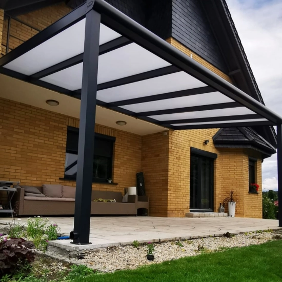 Zadaszenie tarasu 6,06 x 3,00 m z dachem z poliwęglanu i aluminiową konstrukcją – ochrona przed słońcem i deszczem