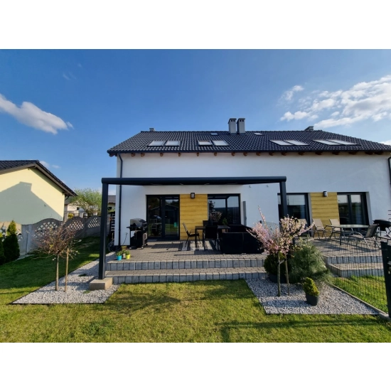 Zadaszenie tarasu 4,06 x 4,00 m – praktyczne i odporne na warunki atmosferyczne