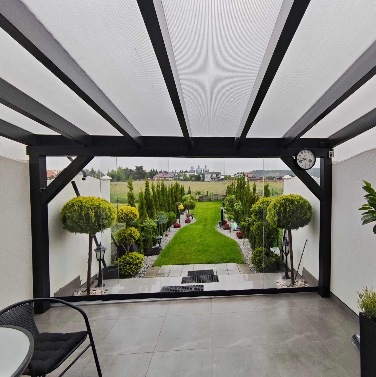 konstrukcja drewniana z szybami