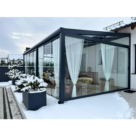 Zadaszenie tarasu 7,06 x 3,50 m – funkcjonalny dach poliwęglanowy, ochrona przed słońcem