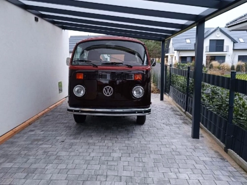 Carport aluminiowy z poliwęglanem – trwałe i nowoczesne zadaszenie.