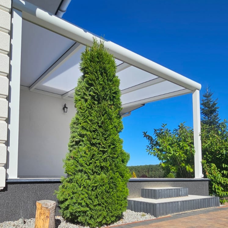 Zadaszenie białe tarasu