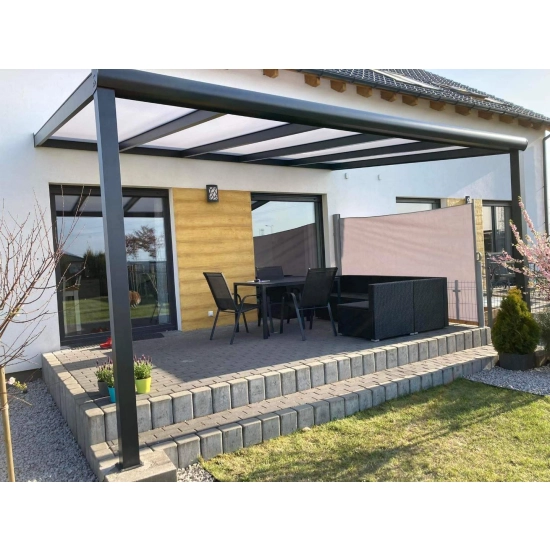 Taras z przytulnym zadaszeniem 4,06 x 3,50 m w ogrodowej aranżacji Taras z przytulnym zadaszeniem 4,06 x 3,50 m w ogrodowej aranżacji