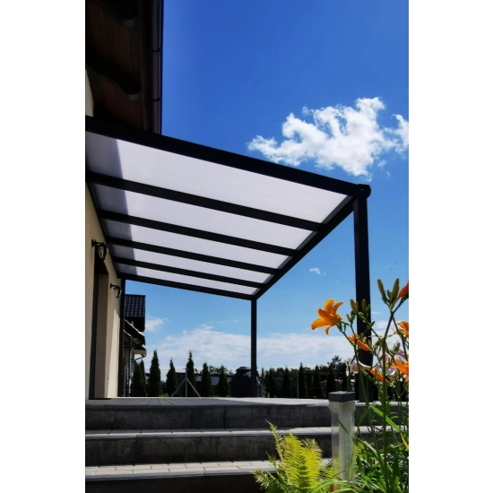 Aluminiowe zadaszenie tarasu 3,06 x 4,00 m z miejscem na meble ogrodowe