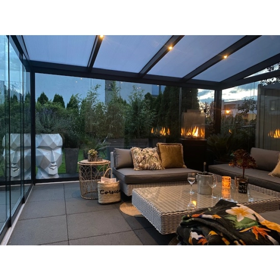 Przytulna strefa relaksu pod zadaszeniem tarasu 4,06 x 4,00 m