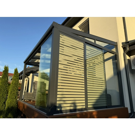 Panel zacieniający – stylowe rozwiązanie do tarasu lub pergoli